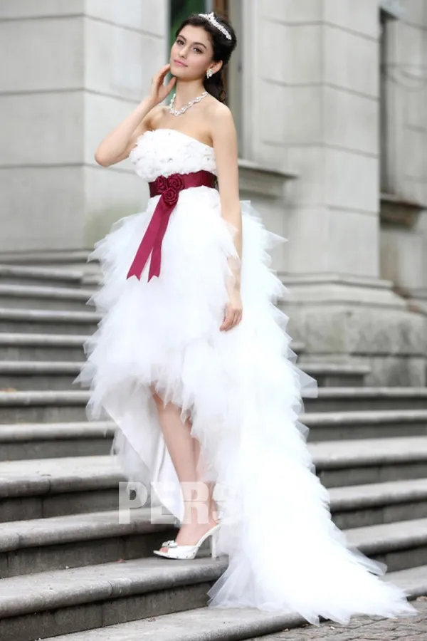 Robe mariée bustier courte devant longue derrière accessoirisée d'une ceinture rouge