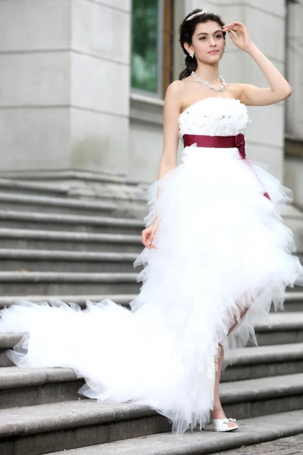 Robe mariée bustier courte devant longue derrière accessoirisée d'une ceinture rouge