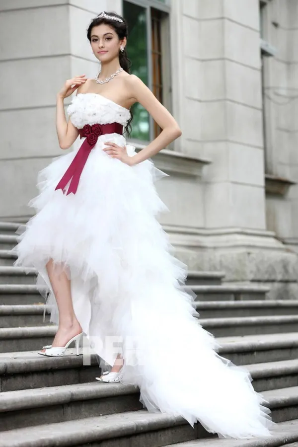 Robe mariée bustier courte devant longue derrière accessoirisée d'une ceinture rouge