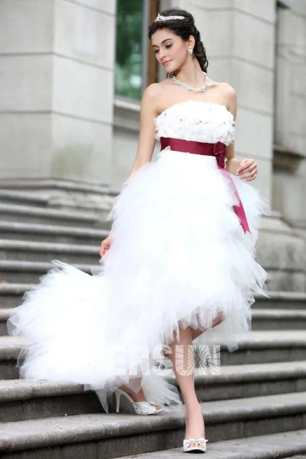 Robe mariée bustier courte devant longue derrière accessoirisée d'une ceinture rouge