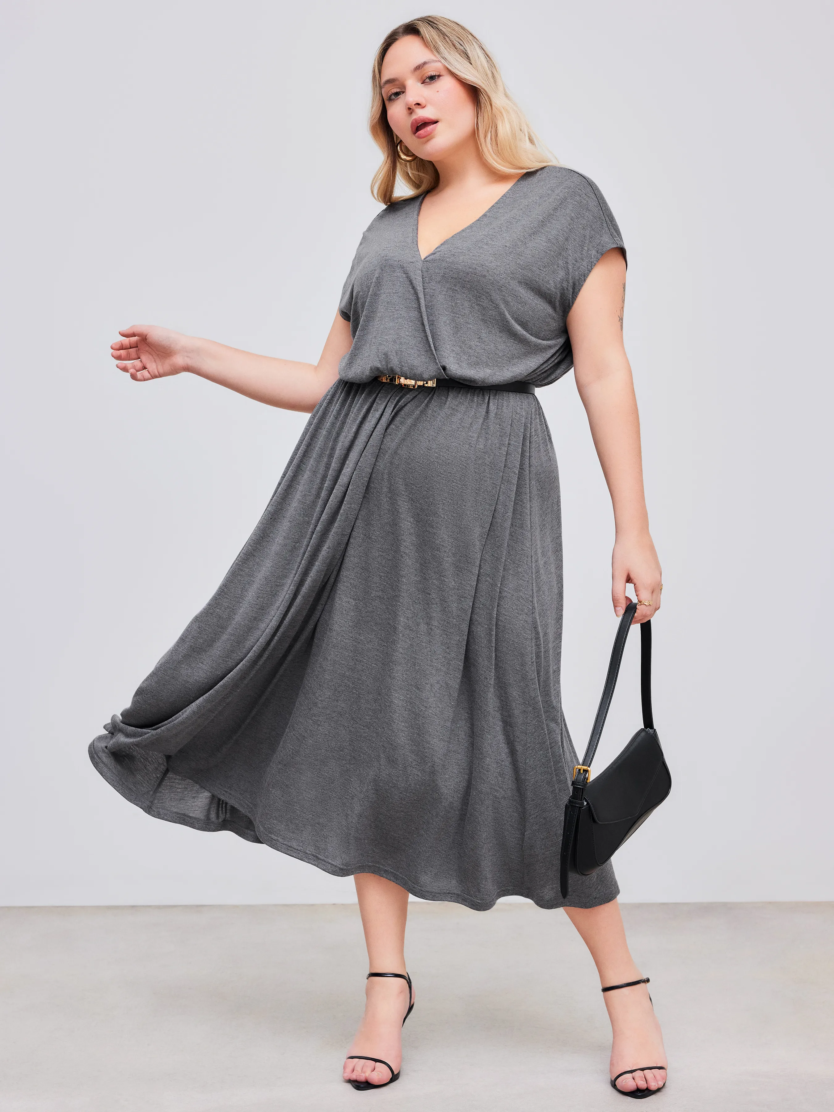 Robe midi unie à volants et col en V avec ceinture Curve & Plus