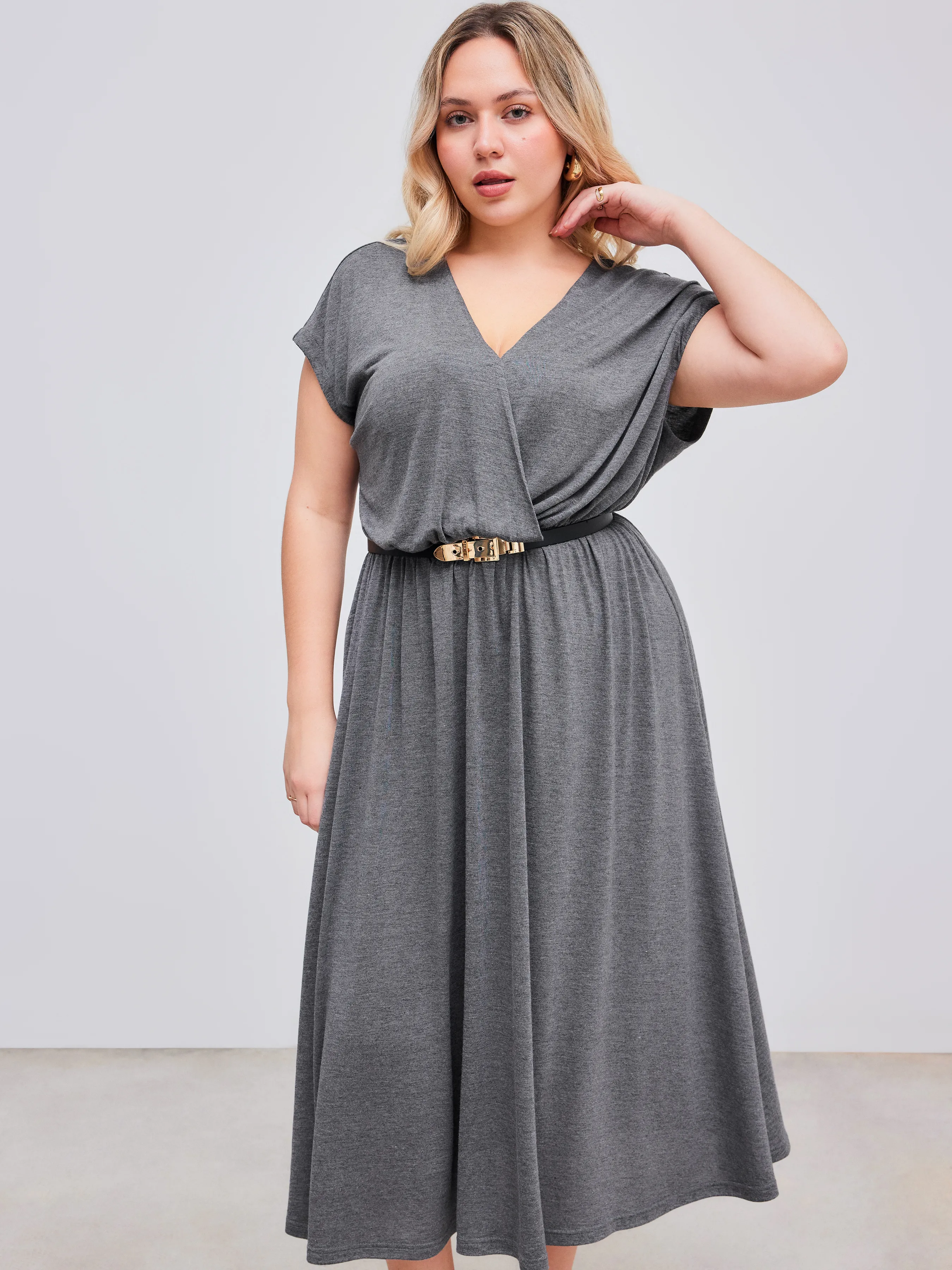 Robe midi unie à volants et col en V avec ceinture Curve & Plus